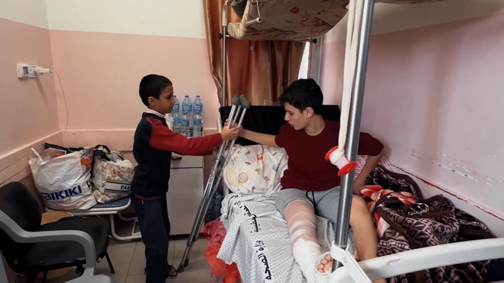 الطفل أحمد أبو دقة.. سفير للاجئي فلسطين حوّله الاحتلال إلى مُقعد