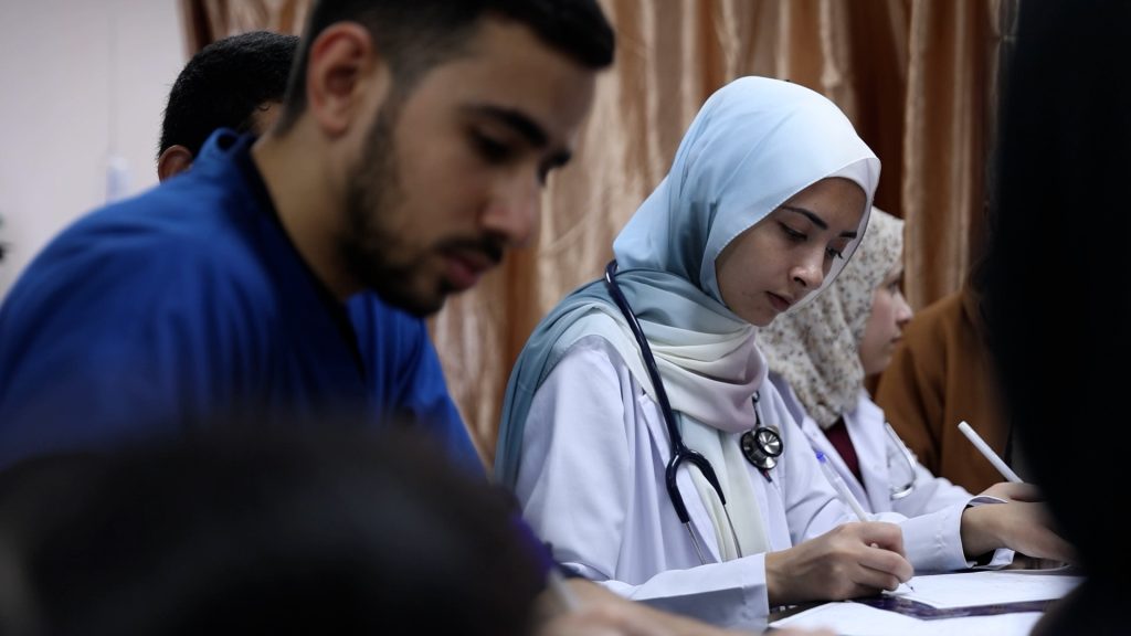 الهدنة لم تسعفها.. مستشفيات غزة خلية نحل لا تستريح