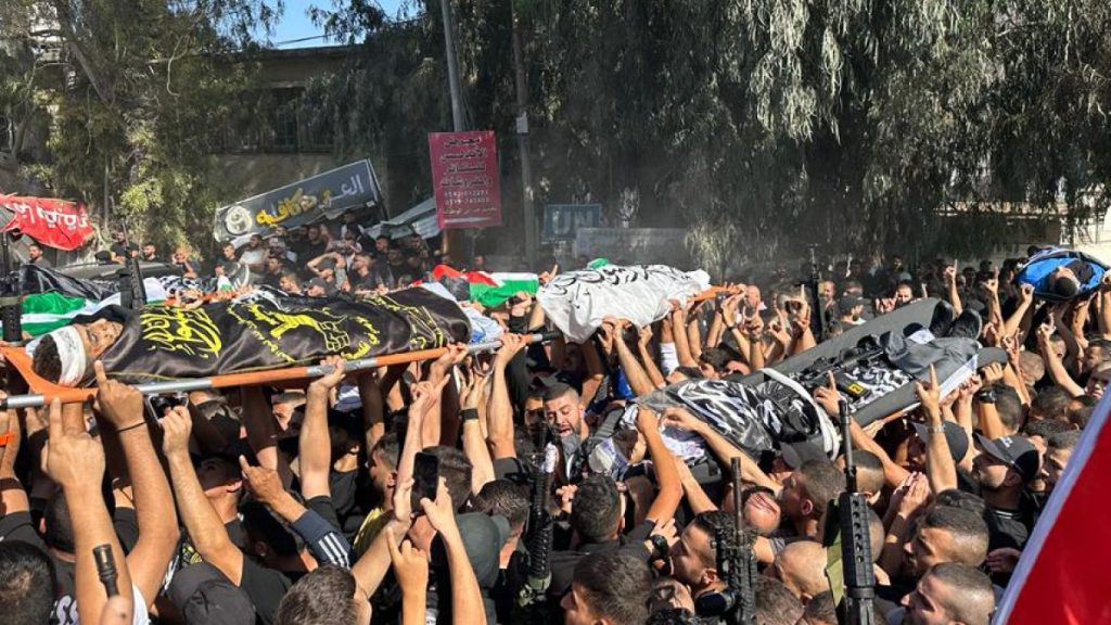 قوات الاحتلال تنفذ اقتحامات واسعة بالضفة وتقتل فلسطينيين بقلقيلية