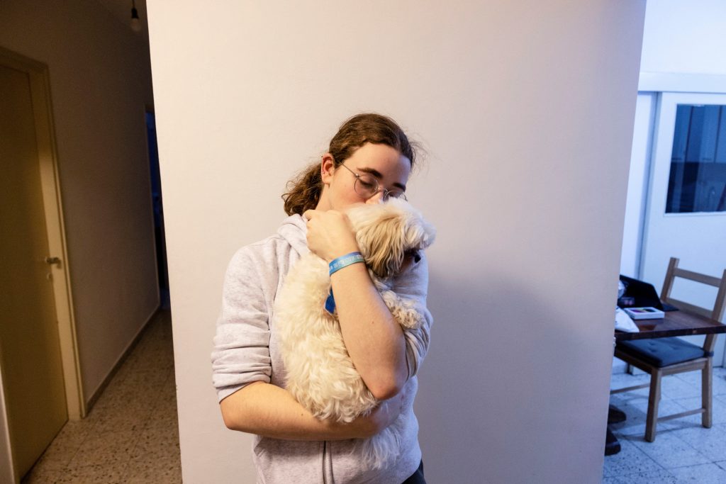 المراهقة الإسرائيلية التي احتجزتها حماس مع كلبتها تتحدث عن تجربتها