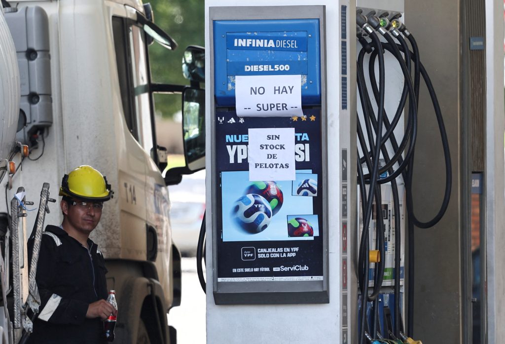 النفط يرتفع مع تراجع الصادرات الروسية وزيادة الهجمات في البحر الأحمر