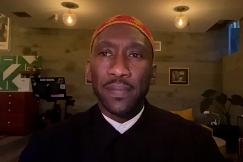 الممثل الأميركي ماهرشالا علي يلقي قصيدة “الشوق إلى حيفا”