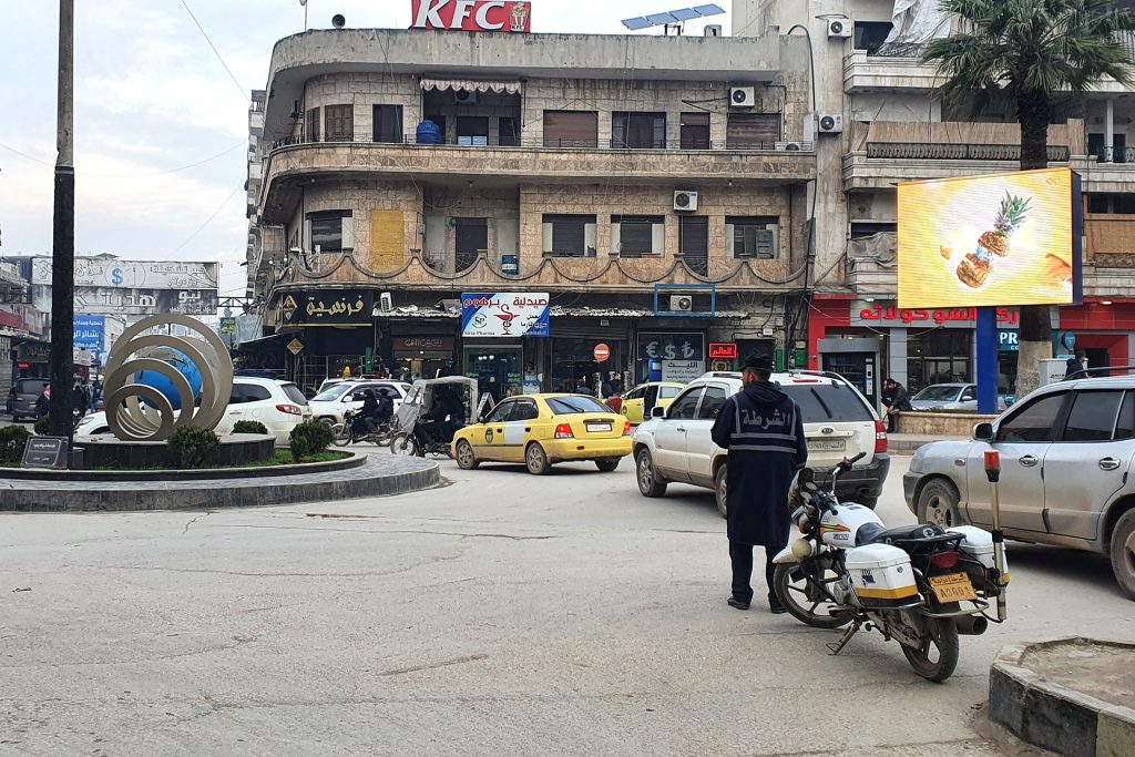 ما هدف مشروع قانون الآداب العامة في إدلب شمال سوريا؟