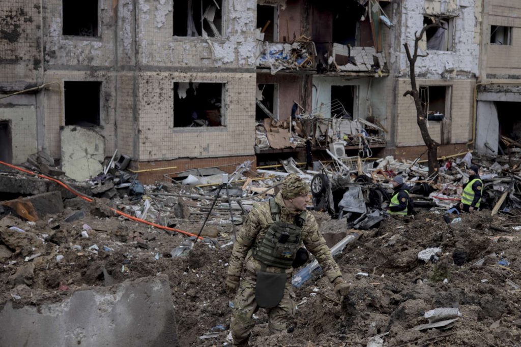 كيف تحاول روسيا تشبع الدفاع الجوي الأوكراني