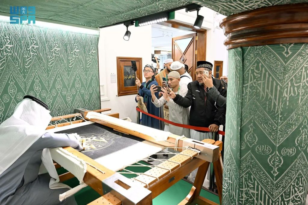 ضيوف برنامج خادم الحرمين الشريفين يزورون حي حراء الثقافي ومجمع كسوة الكعبة المشرفة