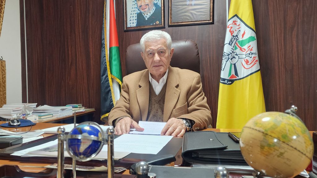 عباس زكي للجزيرة نت: طالما “محمد ضيف” يمشي على رجليه فنحن جميعا بخير