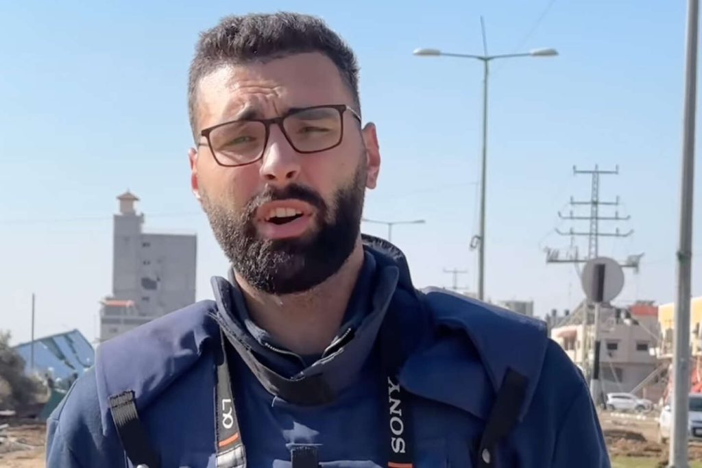 معتز عزايزة المراسل الحربي الفلسطيني الذي يبلغ عدد مشتركيه 18 مليوناً يغادر قطاع غزة