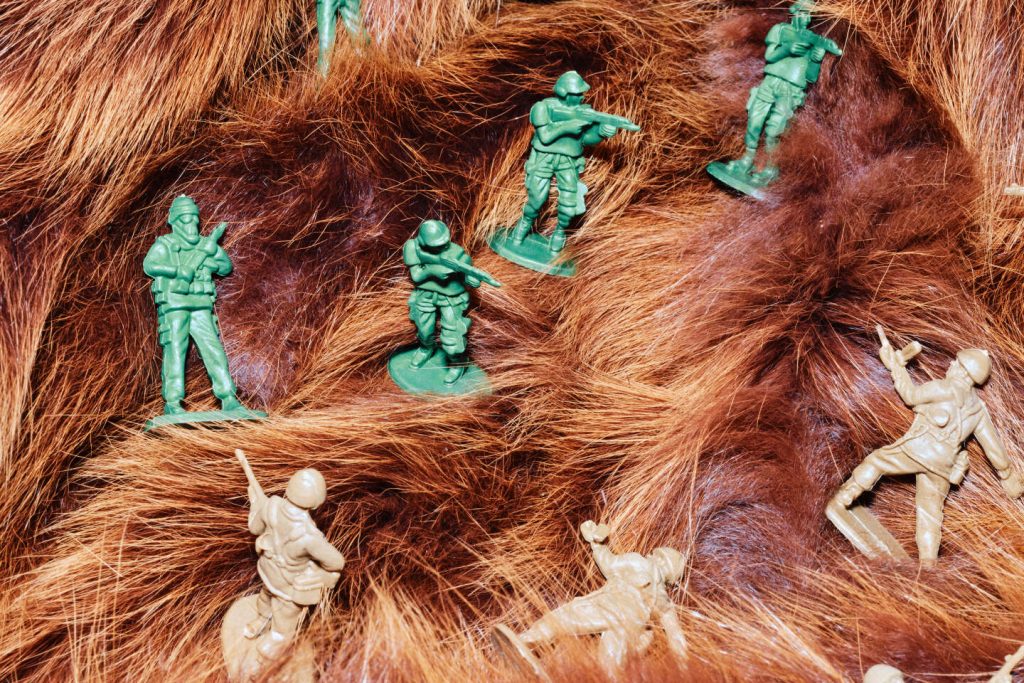 في مواجهة الحرب، الحيوانات كدرع