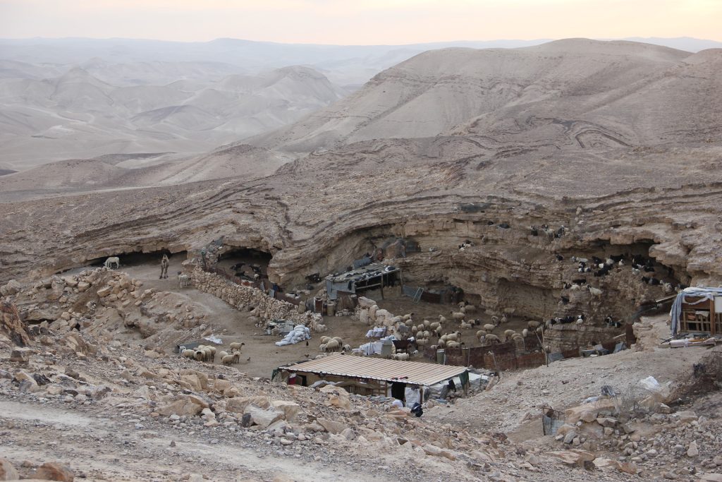 مستوطنون يحولون كهوفا فلسطينية إلى مواقع سياحية