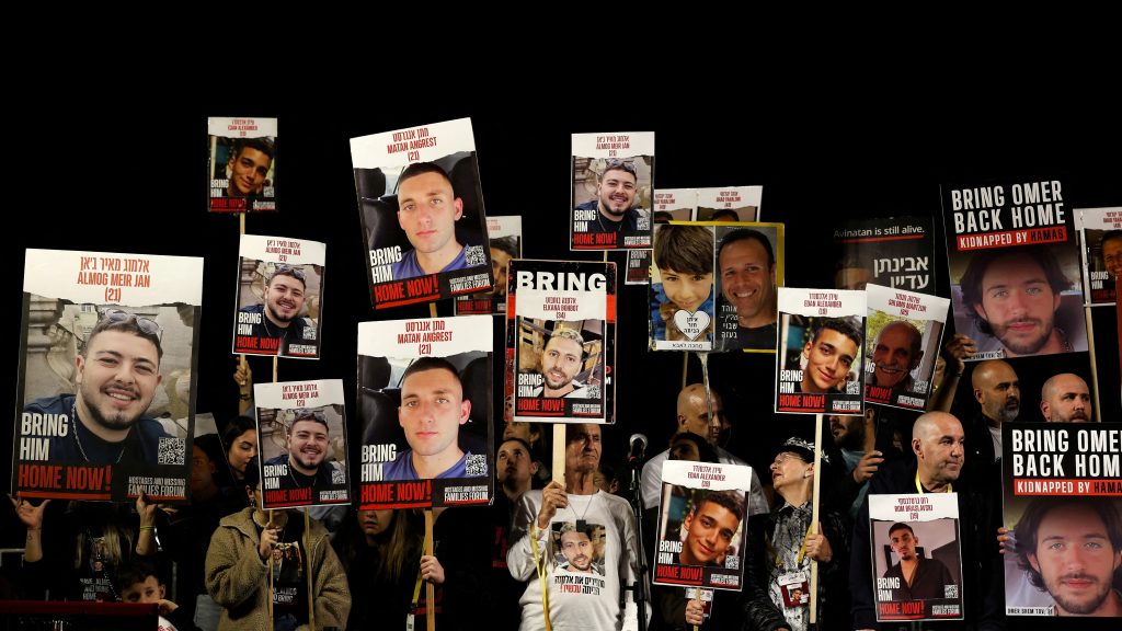 الوقت ينفذ”.. أقارب مختطفين بغزة يدعون لـ”إعطاء الأولوية للمفاوضات