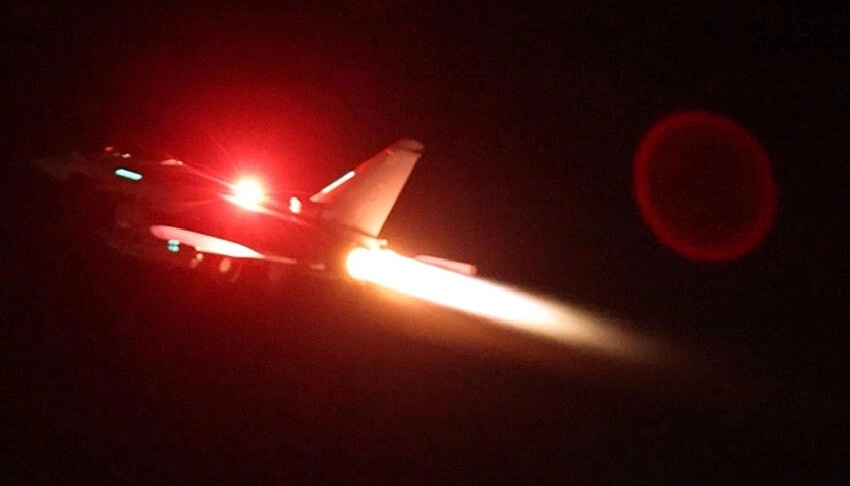 أمريكا تؤكد استهداف 10 مواقع حوثية.. وبريطانيا تعلن تقييم نتائج الضربات في اليمن