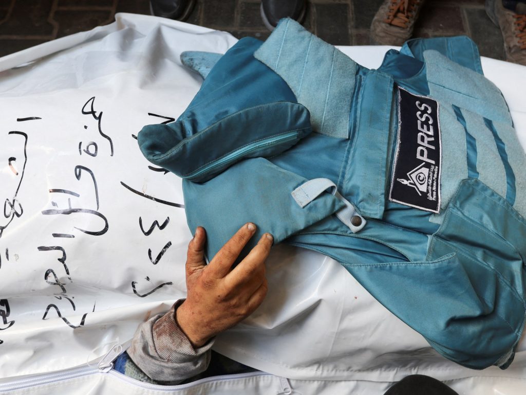 مجلة أميركية: هكذا يعمل الصحفيون الذين يغطون حرب غزة