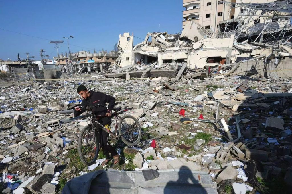 غارات إسرائيلية على مواقع في خان يونس.. ولا مناطق آمنة في عموم غزة