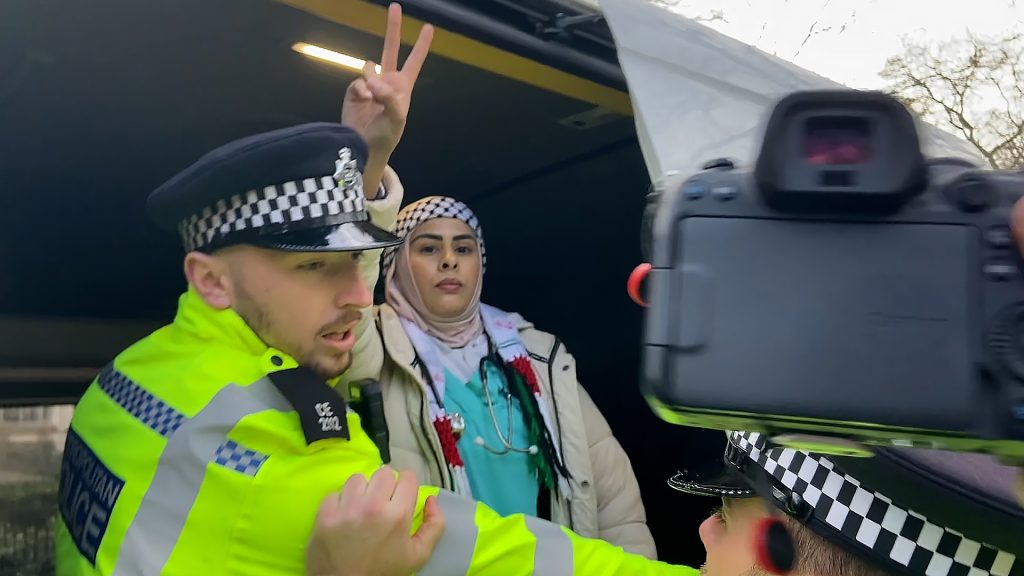 احتجاجات طارئة تُغلق جسرًا هامًا بلندن تأييداً لفلسطين