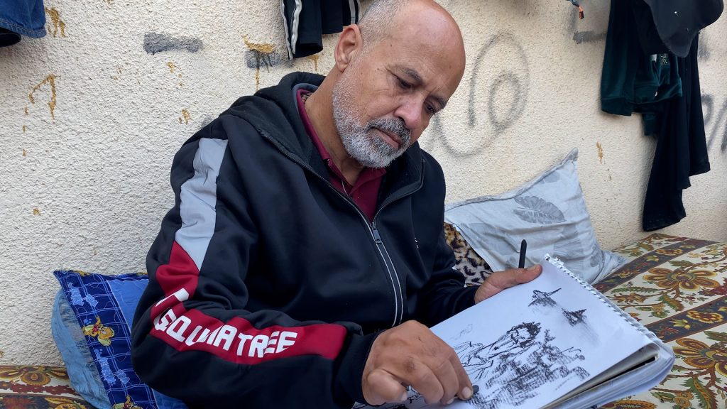 مرسَم في مخيم نازحين.. باسل المقوسي يسكب الحرب في لوحات