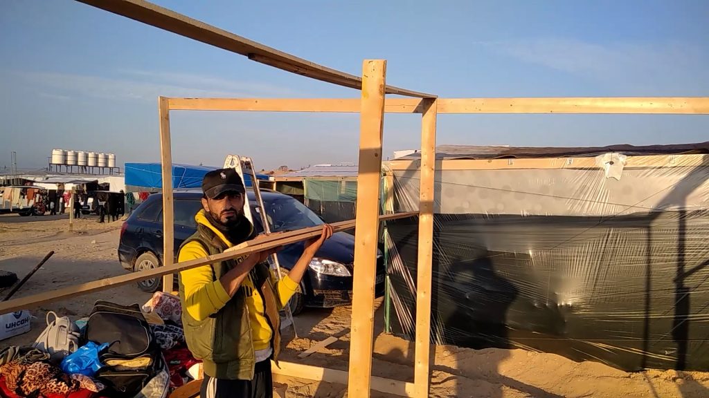 فقدان المأوى يجبر النازحين من غزة على صناعة خيامهم بأنفسهم