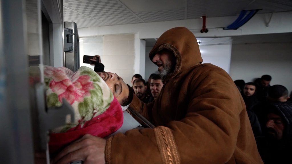 بلباس أطباء ونساء.. قوات خاصة تغتال مصابا بشلل نصفي في مستشفى بجنين