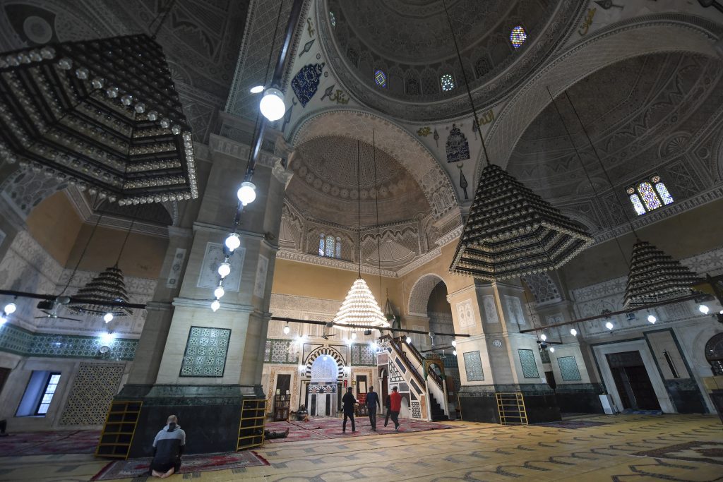 فرنسا تعلن طرد إمام تونسي “متطرف” من البلاد.. والأخير يرد