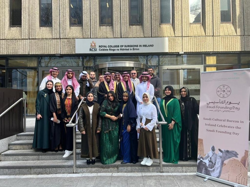 بالصور.. الملحقية الثقافية السعودية لدى أيرلندا وأنديتها الطلابية تنظم فعاليات احتفاءً بيوم التأسيس