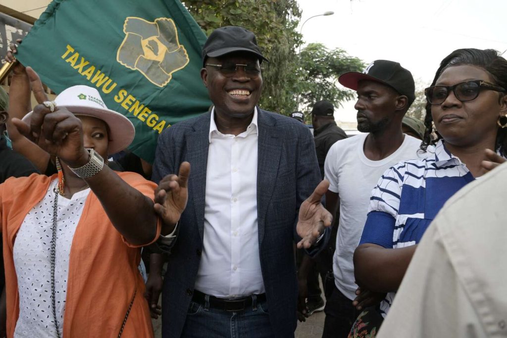 خمسة عشر مرشحاً يتهمون ماكي سال بـ”سوء النية”