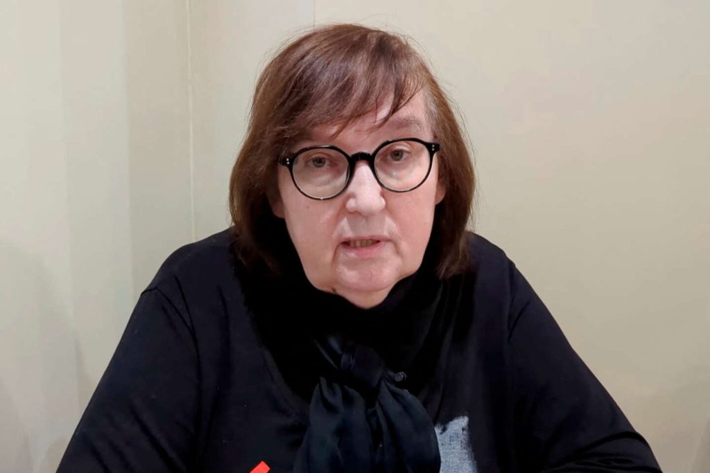 والدة أليكسي نافالني تقول إنها شاهدت جثة ابنها وتتهم السلطات الروسية بالضغط عليها لتنظيم “دفن سري”