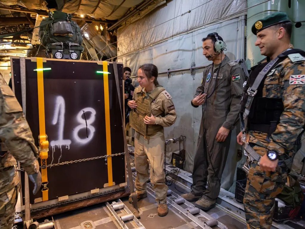 ملك الأردن يشارك في الإنزال الجوي الأخير للمساعدات على قطاع غزة