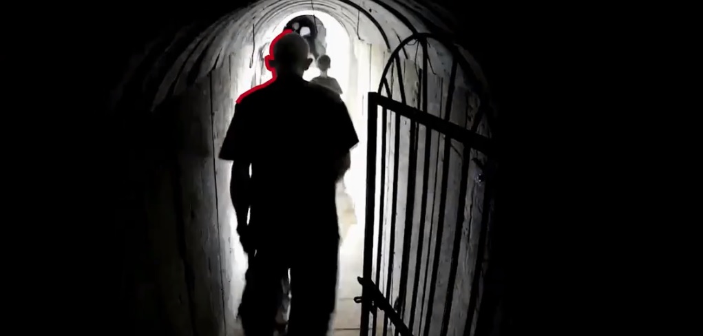 لأول مرة منذ الحرب.. الجيش الإسرائيلي يبث فيديو للسنوار من كاميرا مراقبة