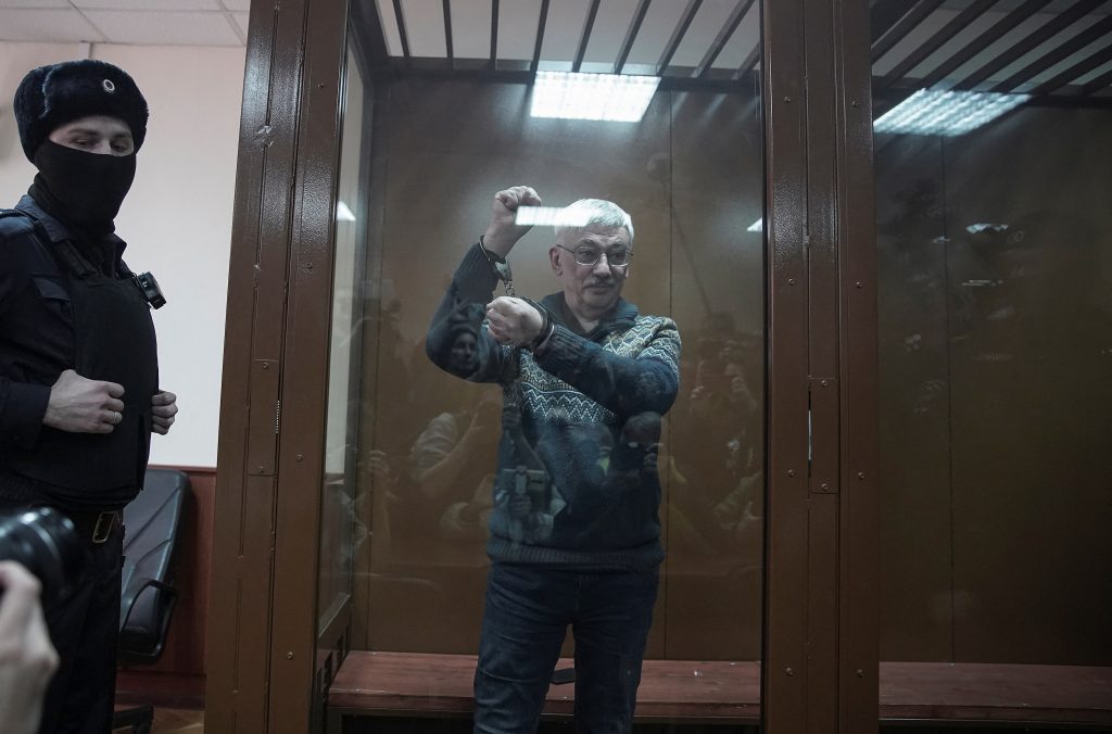 لتنديده بالحرب.. حكم بالسجن ضد حقوقي روسي بارز