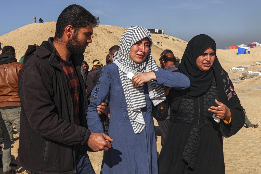 بلومبرغ: بريطانيا تدرس تقييد تصدير بعض الأسلحة إلى إسرائيل إذا هاجمت رفح