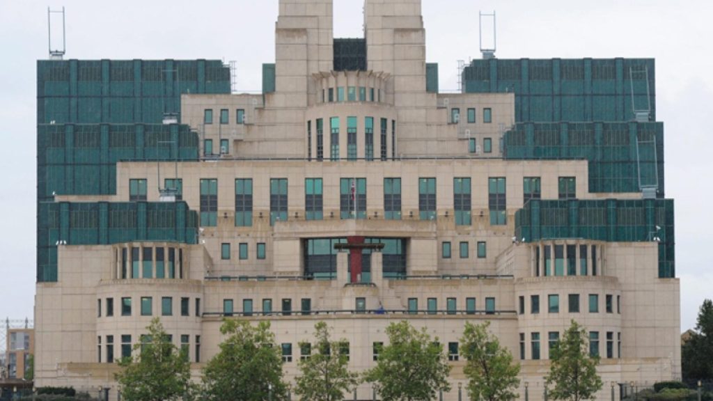 لاجئ أفغاني أم جاسوس روسي؟ تايمز تكشف قصة رجل اطلع على ملفات بريطانية سرية للغاية