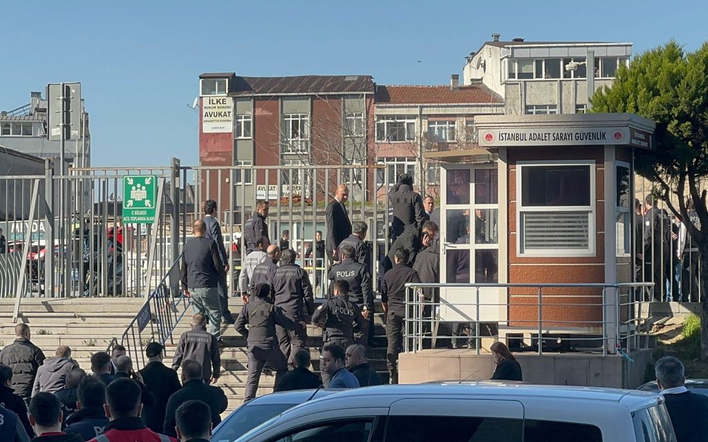 مقتل شخصين في هجوم أمام محكمة في إسطنبول