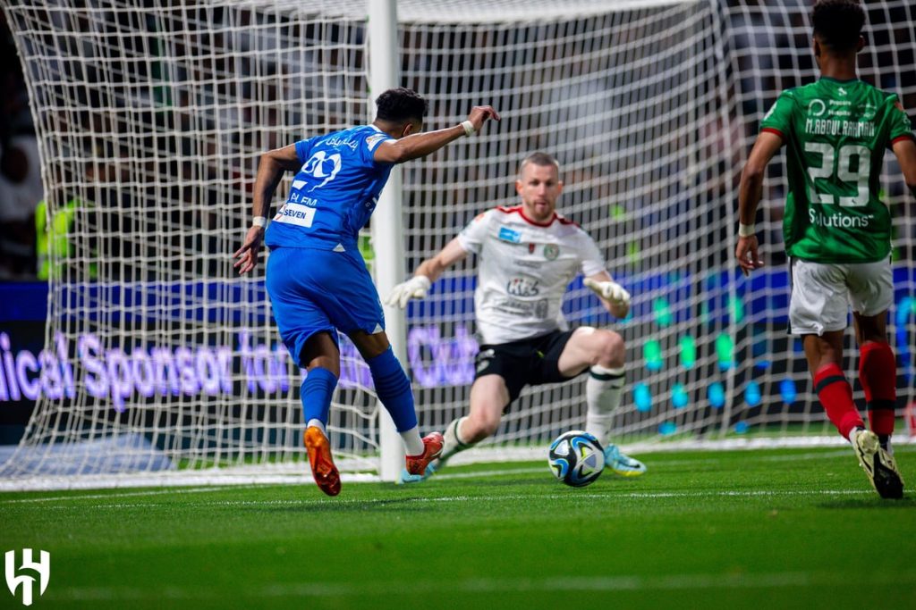 الهلال يفوز على الاتفاق ويحكم قبضته على الصدارة