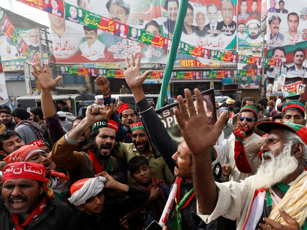 هل يهدد التضييق على حزب إنصاف شفافية الانتخابات بباكستان؟