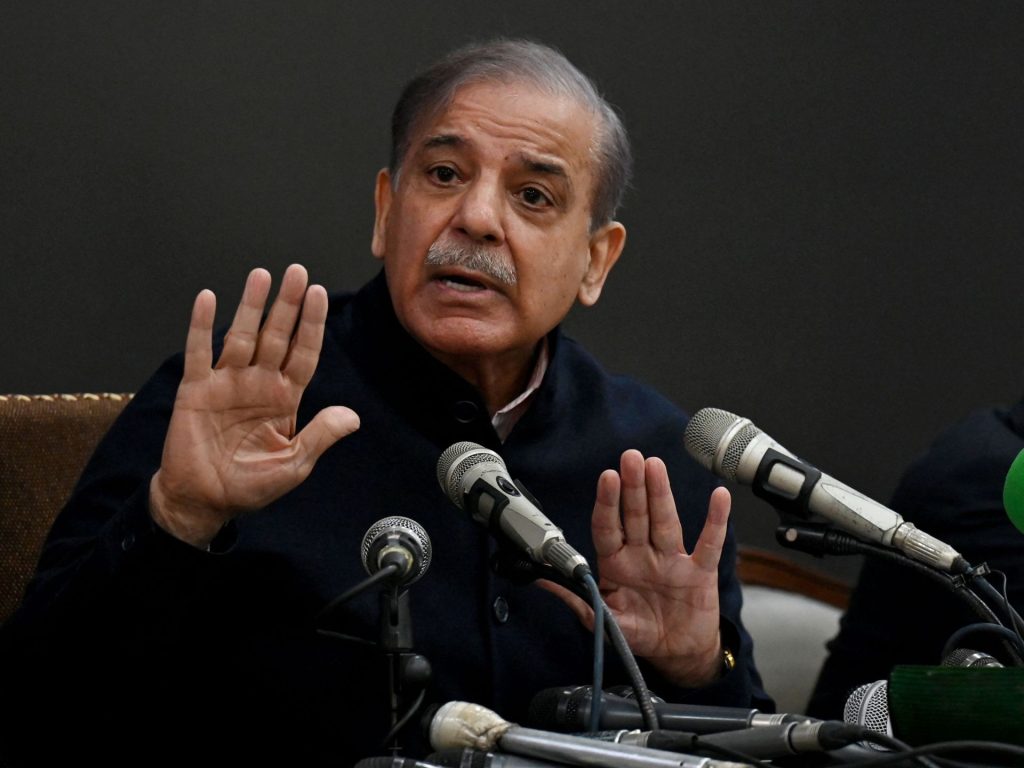 تحالف لتشكيل حكومة جديدة في باكستان وحركة إنصاف تطعن في نتائج الانتخابات