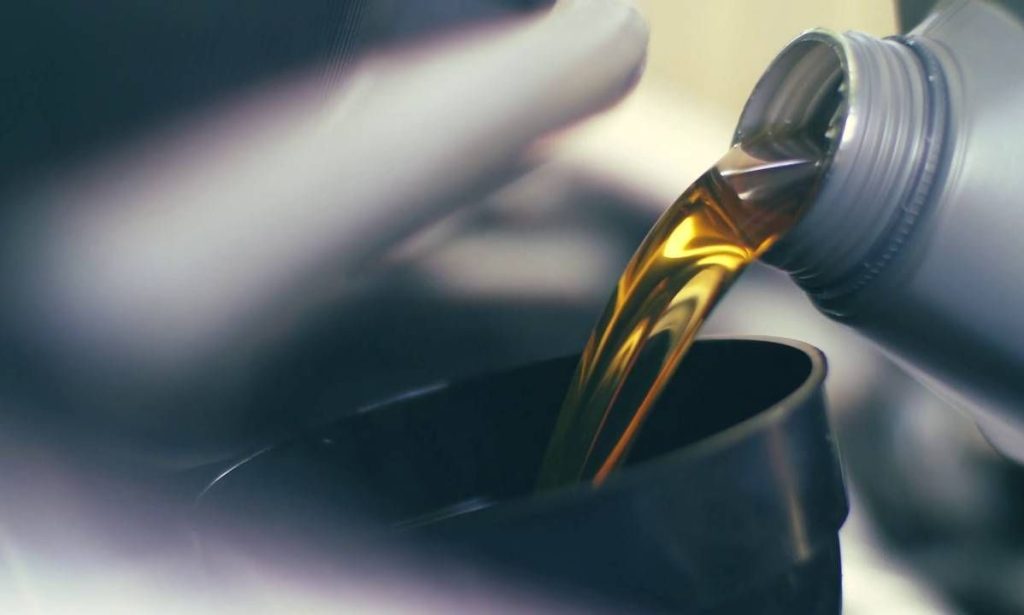 أمانة الرياض تغلق مصنعًا لتعبئة زيوت السيارات مجهولة المصدر