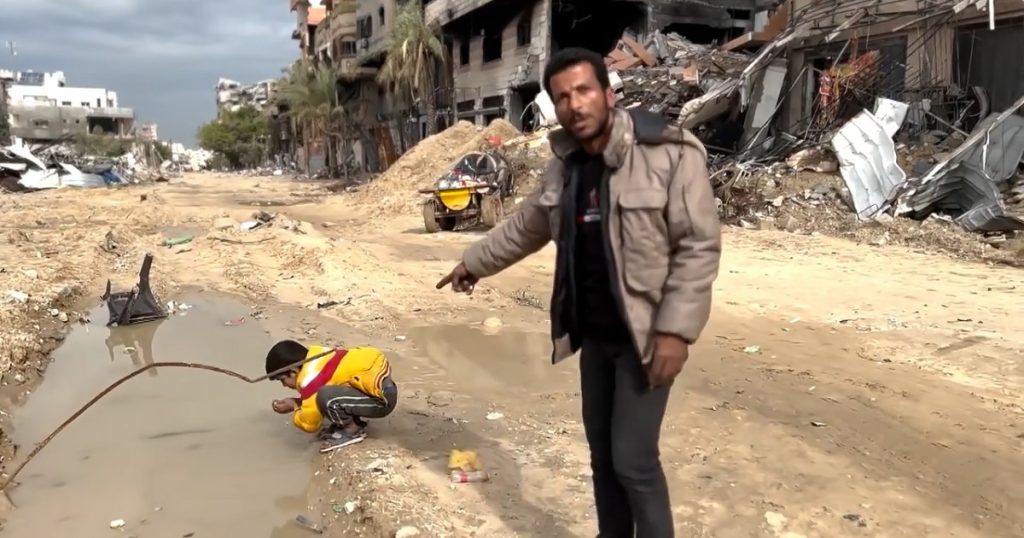 غضب بالمنصات من مشاهد أكل العشب وطحن علف الطيور بغزة