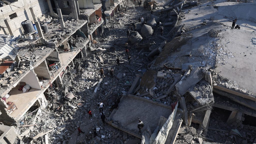 قصف إسرائيلي على رفح ونتنياهو يطالب بخطة لإجلاء سكانها