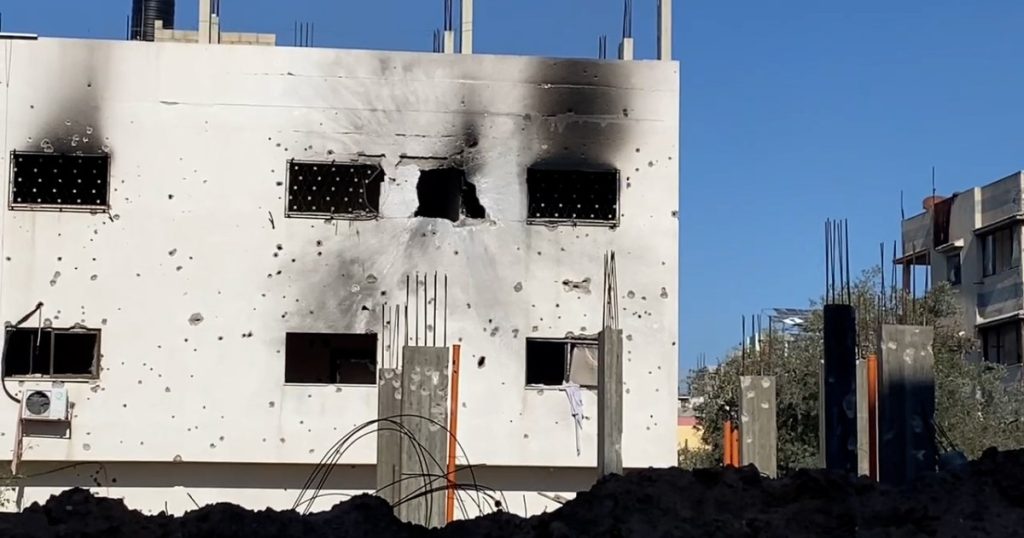 شاهد.. لحظات مرعبة عاشها نازحون في بناية تعرضت لنيران الاحتلال في غزة