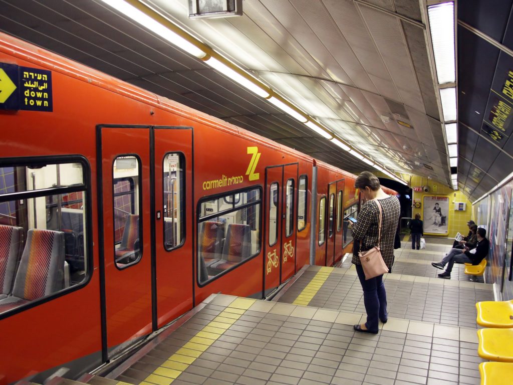 الحرب على غزة تهوي بنشاط قطار تل أبيب الخفيف نحو 38%