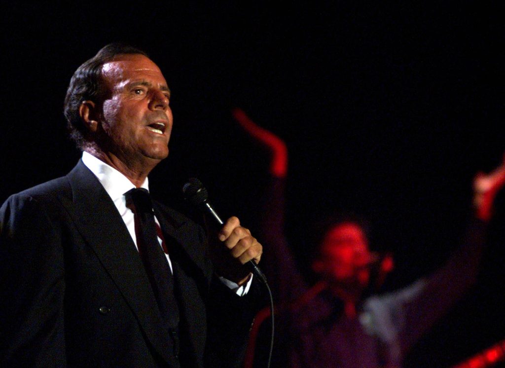 أسطورة الغناء خوليو إغليسياس.. وثائقي جديد حول مسيرته الفنية