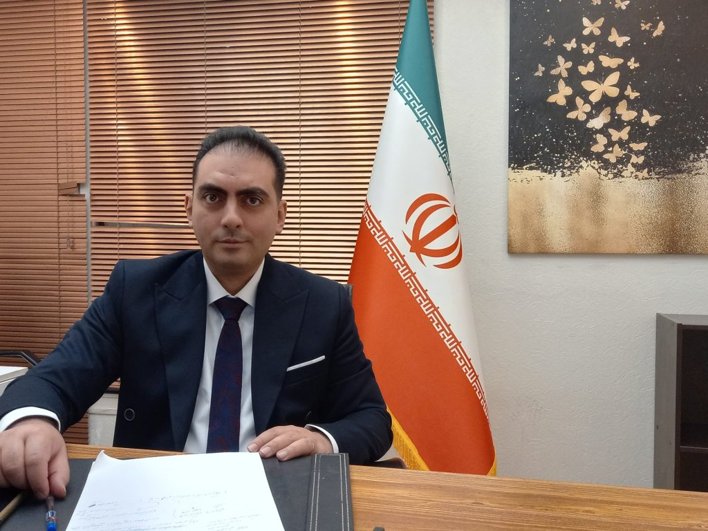 خبير اقتصادي يحلل أسباب سقوط الريال الإيراني