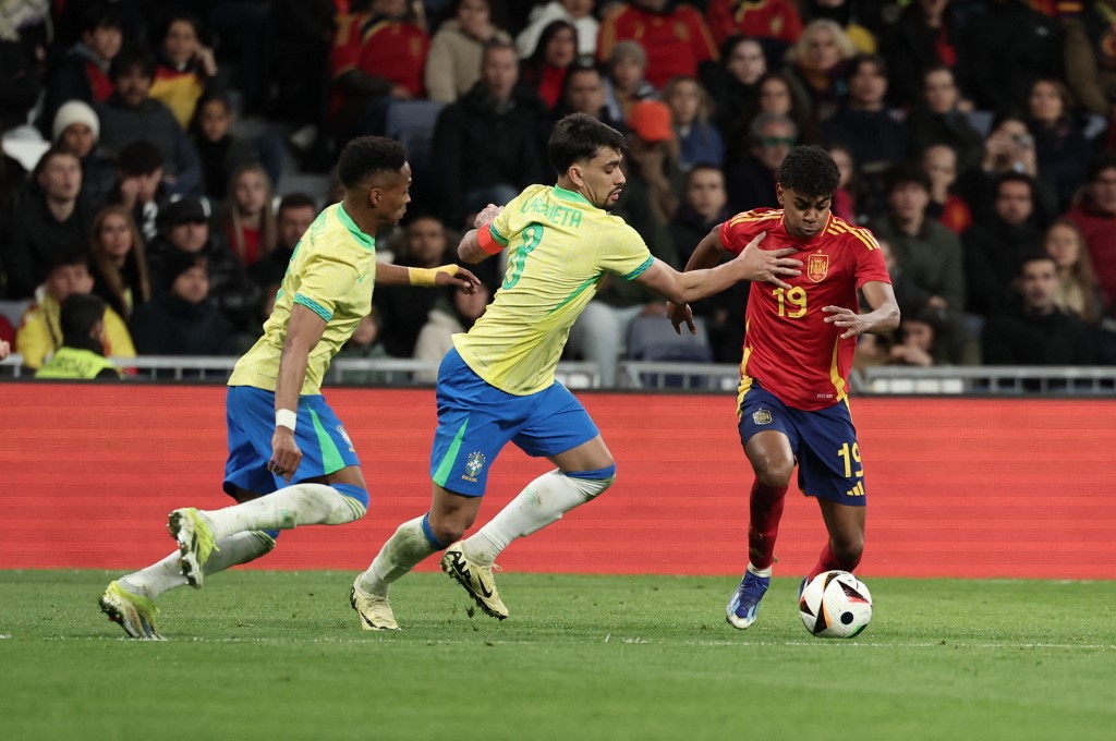 لامين وإندريك وماينو.. ثلاثة شبّان أذهلوا عالم المستديرة