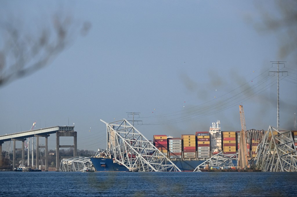 السلطات الأميركية تخصص موارد كبيرة لإزالة أنقاض جسر بالتيمور