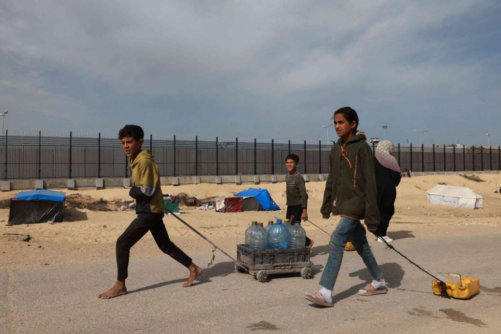 يقول أولاف شولتز في القدس حول الوضع في قطاع غزة: “لا يمكننا أن نقف مكتوفي الأيدي ولا نفعل شيئًا”.