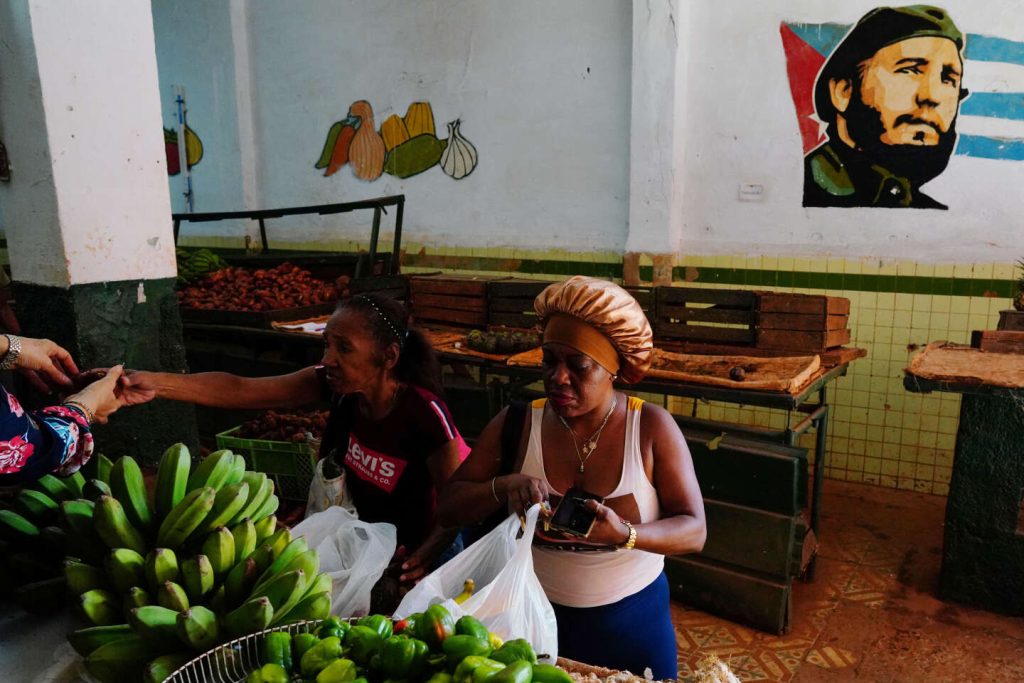 وفي كوبا، يتزايد غضب السكان، المنهكين بسبب النقص، ضد النظام