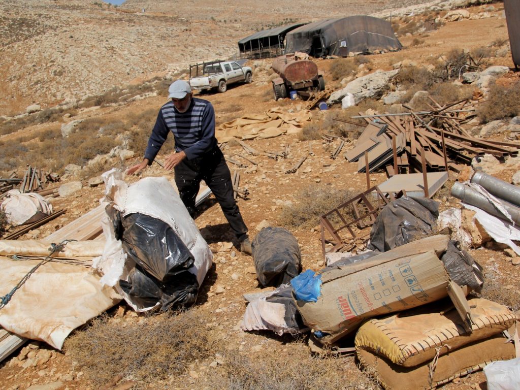 مستوطنون يجبرون 5 عائلات من بدو فلسطين على الرحيل