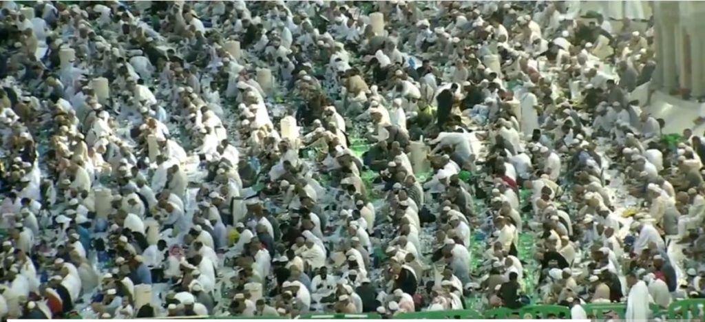 بالفيديو.. إفطار الصائمين بالحرم المكي في اليوم السابع من شهر رمضان