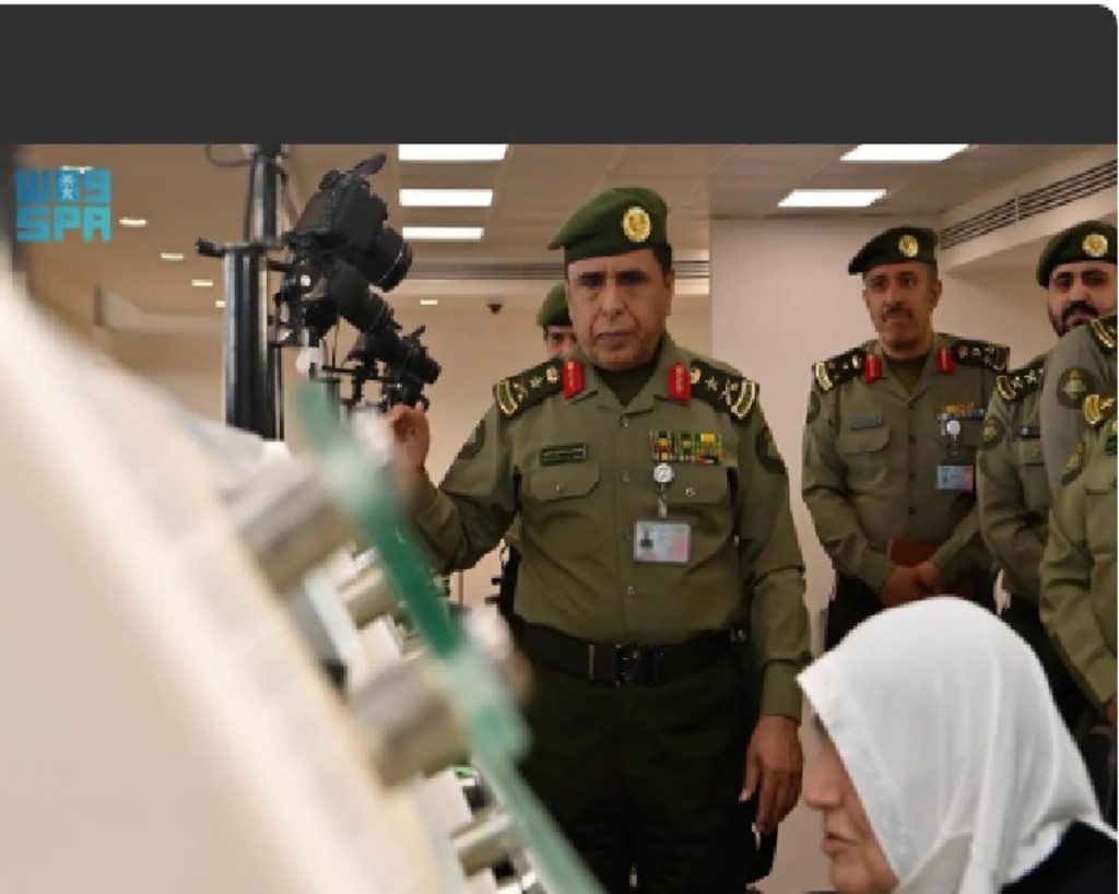 الفريق اليحيى يتفقد جوازات منفذي جديدة عرعر والحديثة