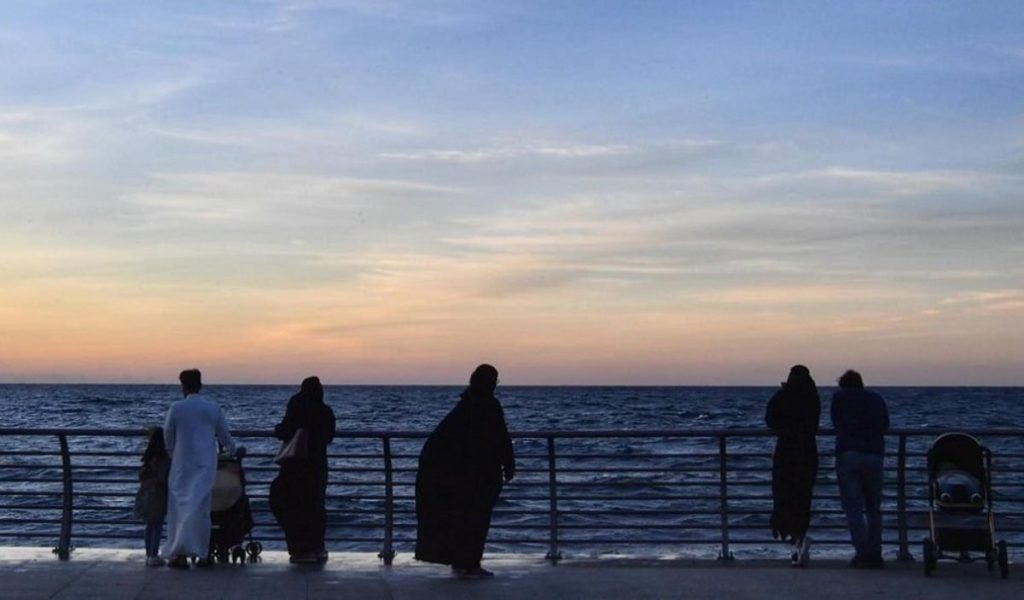 الإفطار على كورنيش جدة عادة رمضانية يحرص عليها السكان والزوار