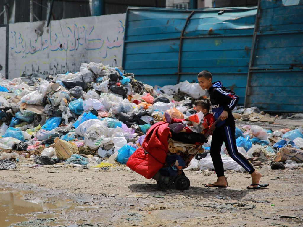 علماء يحذرون من وفاة 100 ألف بغزة جراء الأوبئة والأزمة الإنسانية